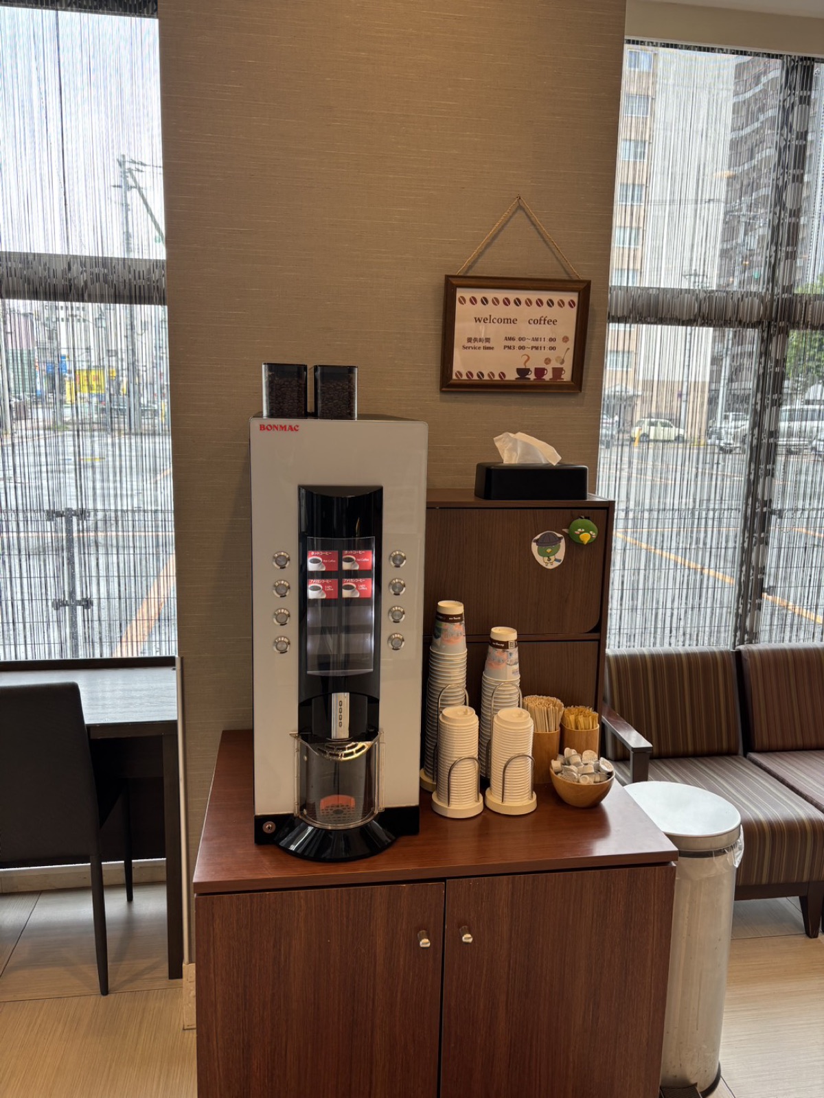 ロビーのウェルカムコーヒーのマシン。無料で利用できる