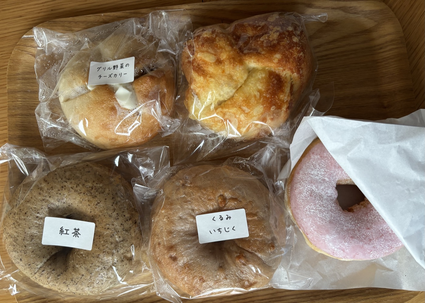買ってきたベーグル4つとドーナツ1つ