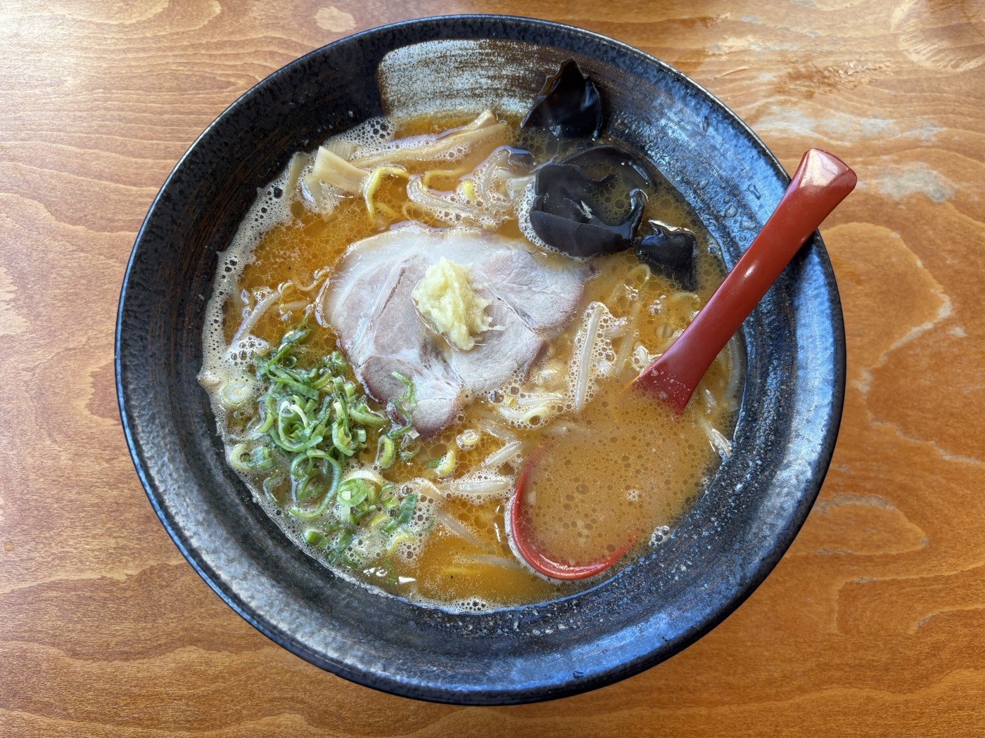 ラーメン常の中辛みそラーメン。オレンジ色のスープ