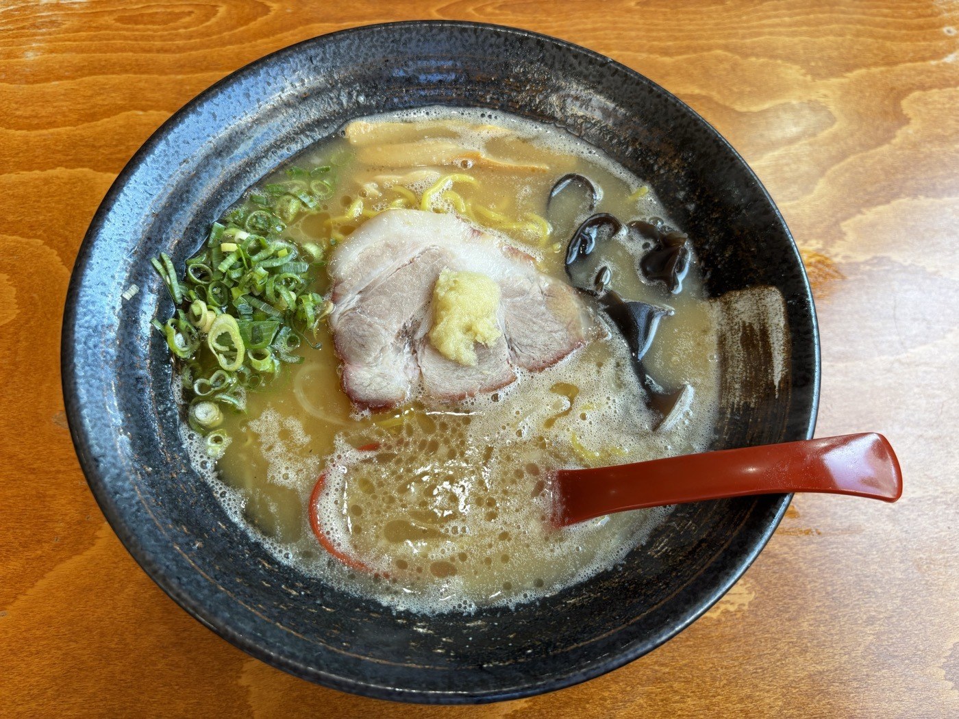 ラーメン常の味噌ラーメン。白っぽいスープにちぢれ麺とチャーシュー