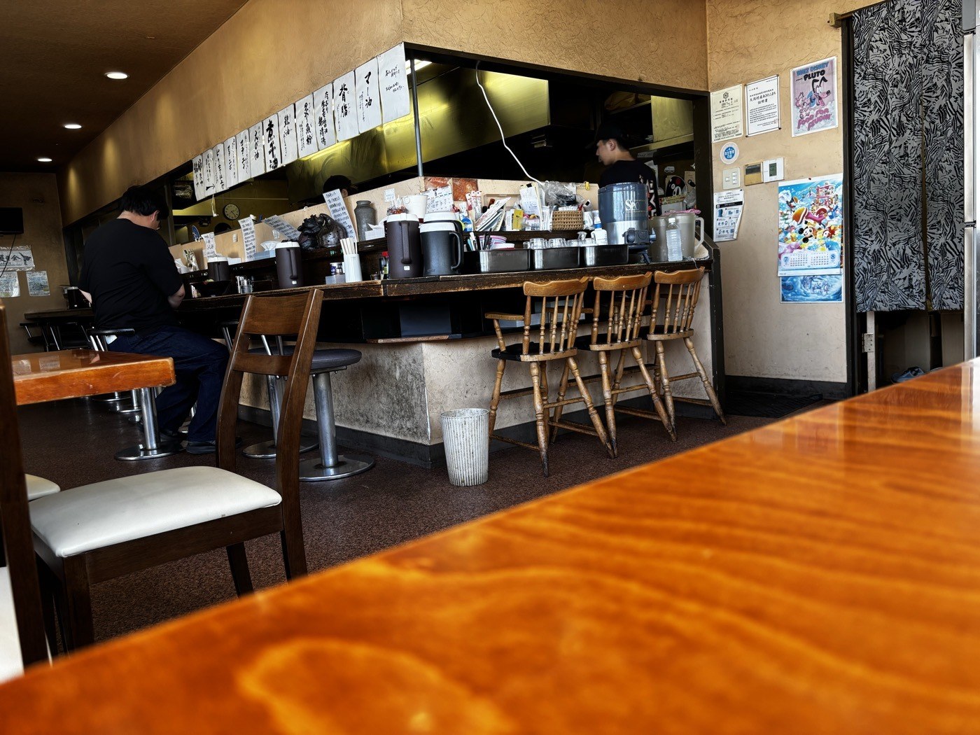 ラーメン常の店内。カウンターとテーブル席