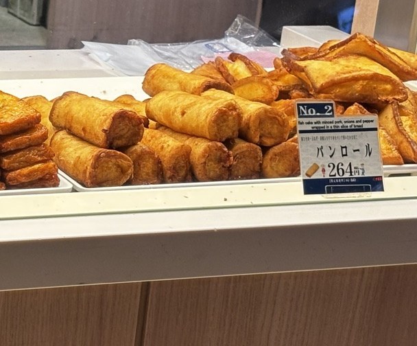 かま栄のパンロール(264円)。ショーケースに並ぶ揚げたて
