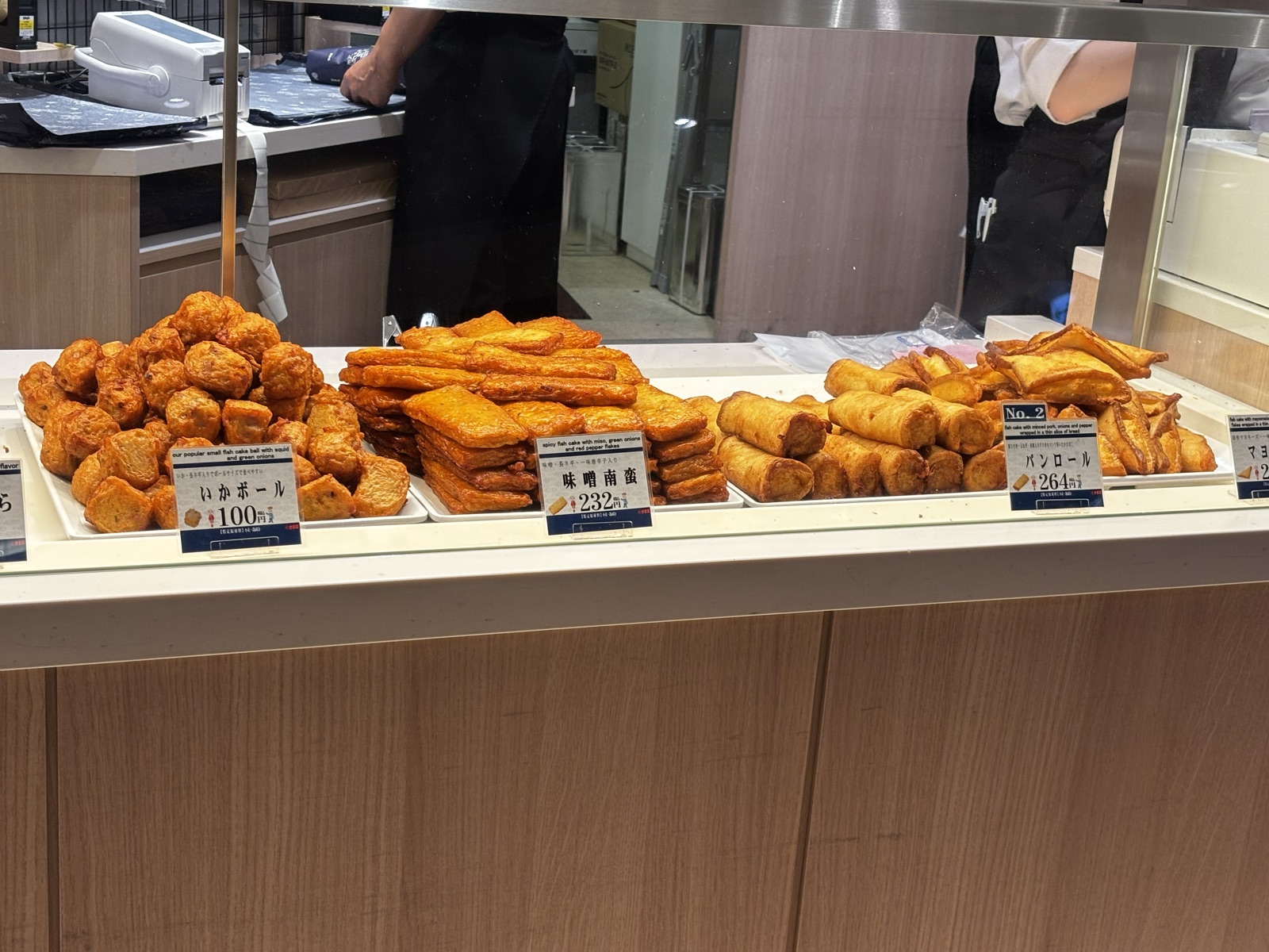 新千歳空港 かま栄で揚げたてかまぼこ食べ歩き｜パンロールほか7種を実食【値段・場所】