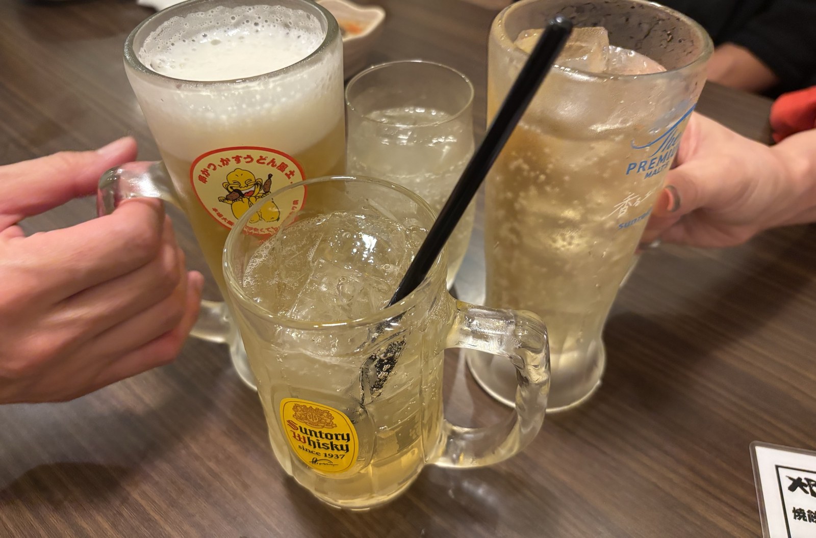 かすうどん風土.のロゴが入ったジョッキで乾杯