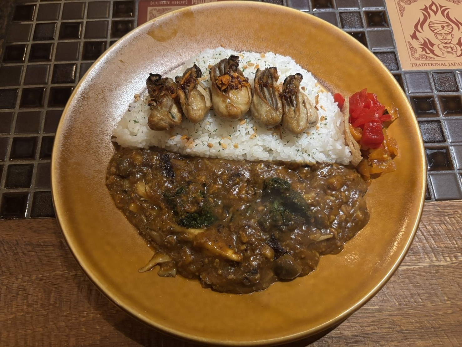 円山教授。の牡蠣とひき肉のカレー。ライスの上に牡蠣が5個のっている