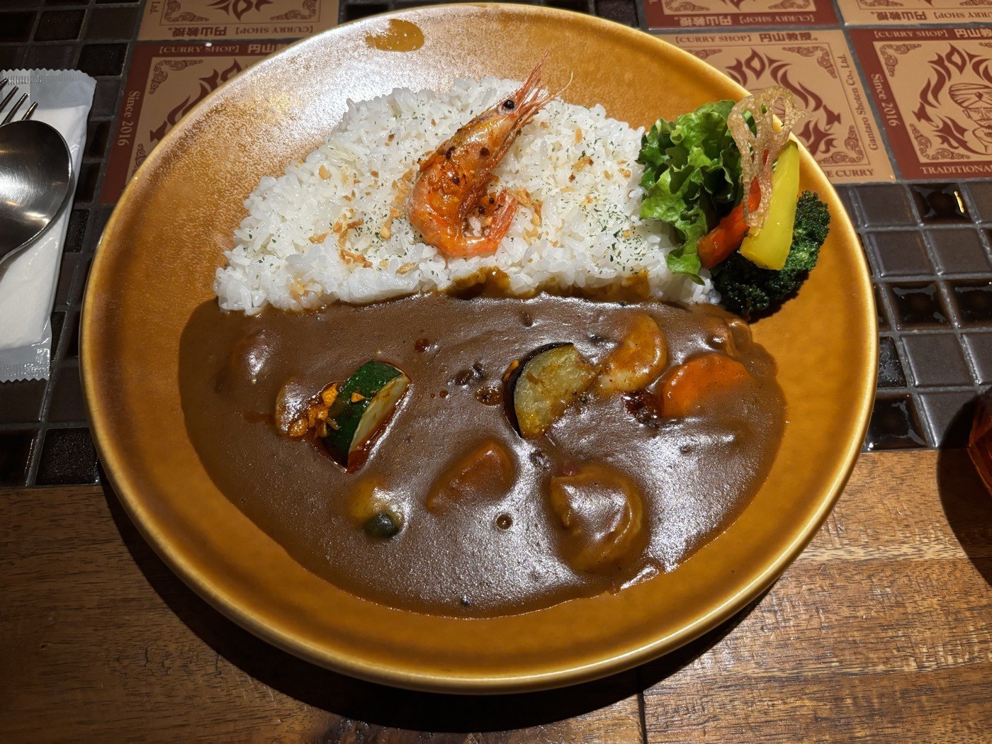 円山教授。の煮込み浜カレー。ルーに海鮮が煮込まれている