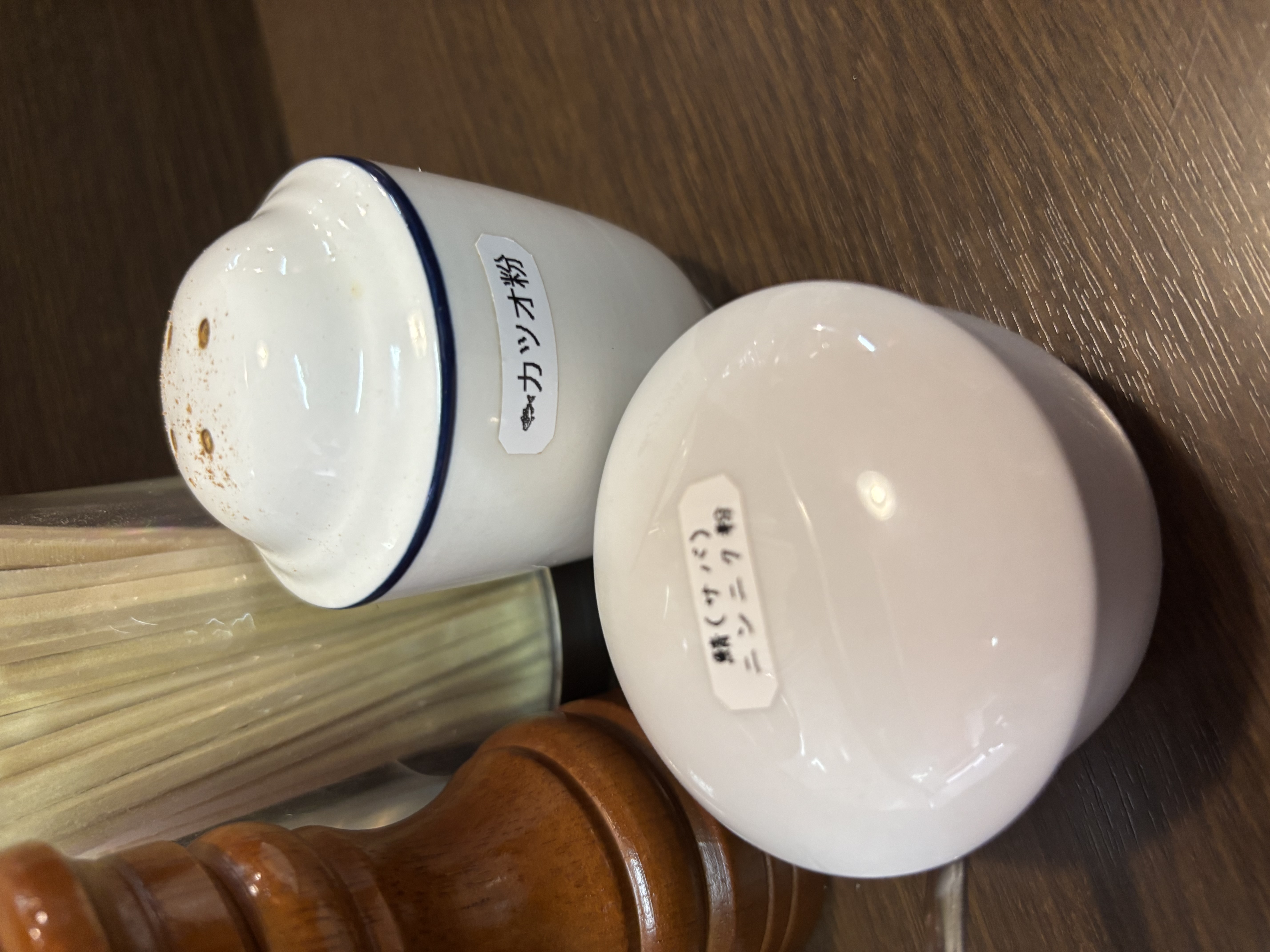 ラーメン木曜日・テーブルの調味料