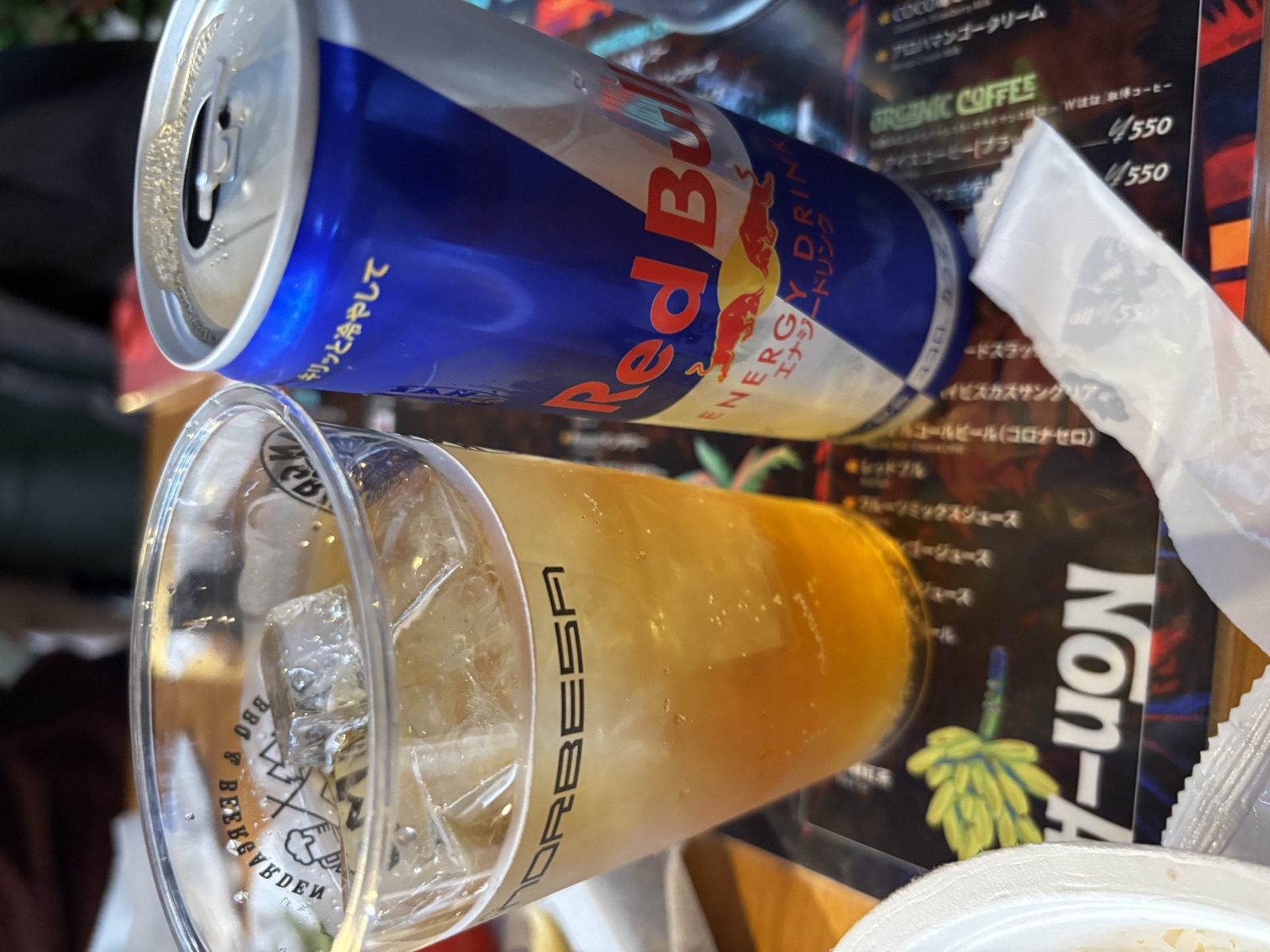 NORBESAカップのドリンクとレッドブル